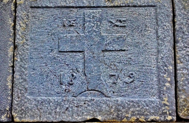Η πέτρινη επιγραφή με το σταυρό της Μεγάλης Βρύσης του Μαγουλά